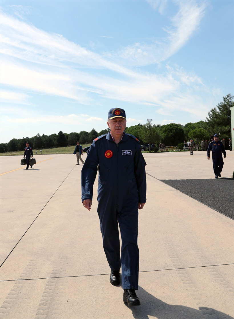 Erdoğan'dan büyük sürpriz! Pilot üniformasıyla alana geldi - Resim: 1