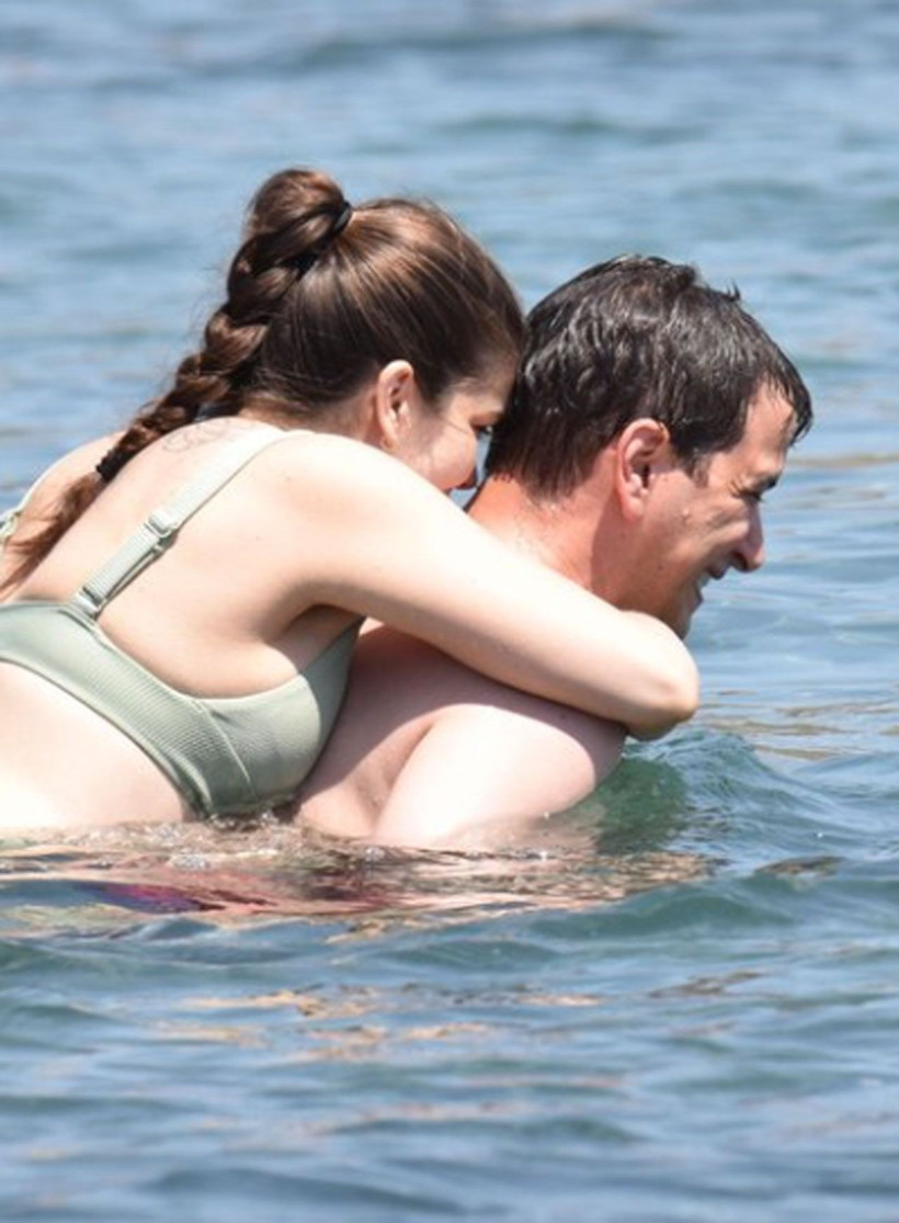 Selahattin Paşalı ve eşi Lara Tümer tatil sezonunu açtı! Ünlü oyuncu hamile eşini sırtında taşıdı - Resim: 4