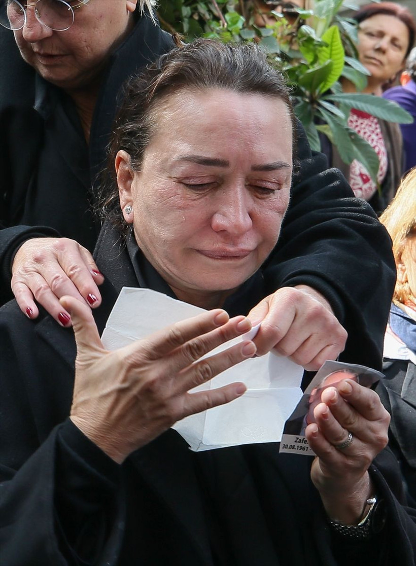 Demet Akbağ eşi Zafer Çika'nın tabutunu taşımak istedi ağlatan anlar - Resim: 2