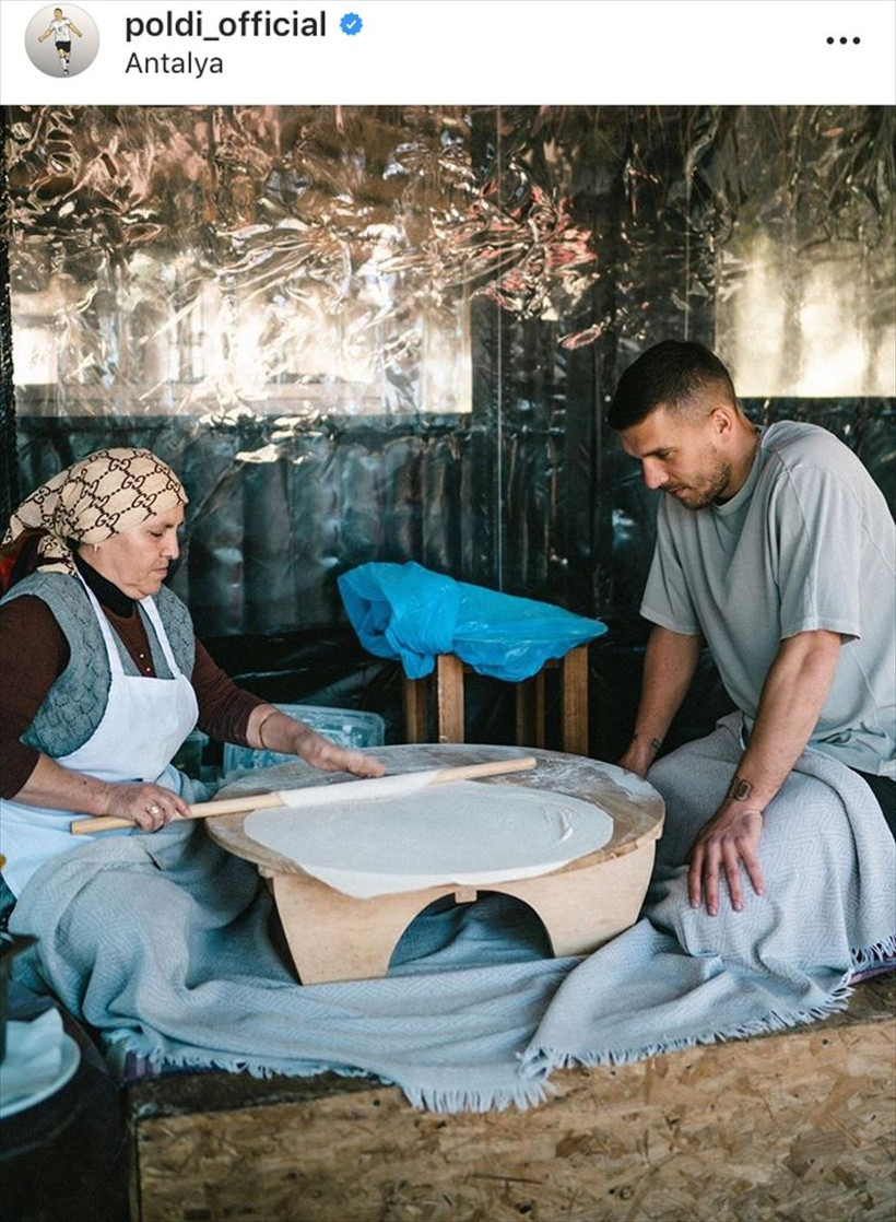 Lukas Podolski Müslüm Gürses dinliyor oklavayla yufka açıyor - Resim: 3