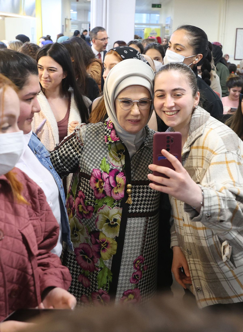 Emine Erdoğan'dan sürpriz ziyaret! Tabildot kuyruğuna girdi hepsiyle tek tek ilgilendi - Resim: 4