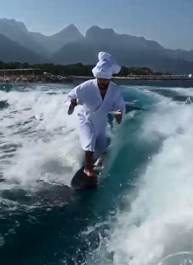 Ünlü şarkıcı Timati Antalya'da bornoz ve kahve ile dalga sörfü yaptı - Resim: 1