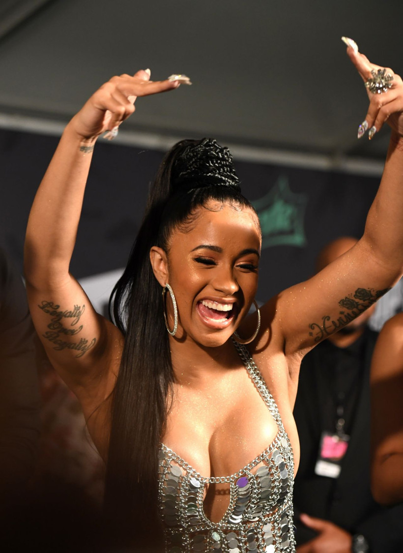 Ünlü şarkıcı Cardi B. kazayla çıplak fotoğrafını sosyal medyada paylaştı! - Resim: 3