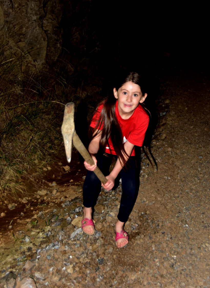 Muğlalı çiftçi kızı okula rahat gidebilsin diye 4 kilometrelik yolu yeniledi - Resim: 4