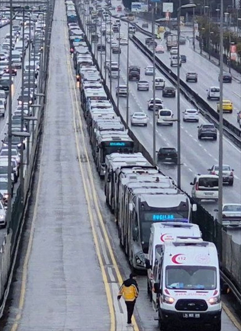 İstanbul'da metrobüsler çarpıştı! Yaralılar var - Resim: 4