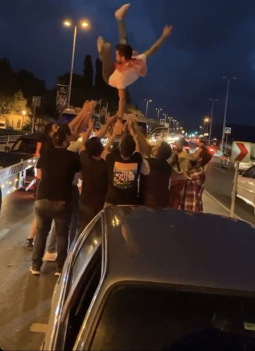 İstanbul'a asker uğurlaması damga vurdu trafik kapatıp etrafa ateş açtılar - Resim: 4