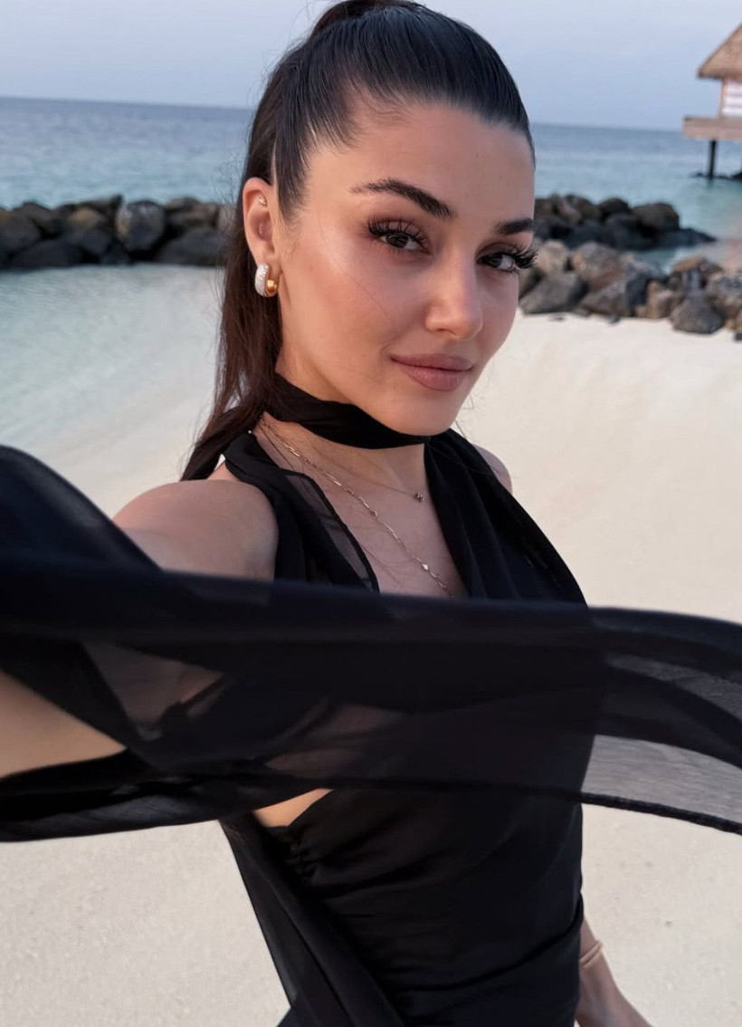 Hande Erçel sevgilisi Hakan Sabancı ile poz verip paylaştı! Güzel oyuncu siyahlar içinde göz kamaştırdı - Resim: 1