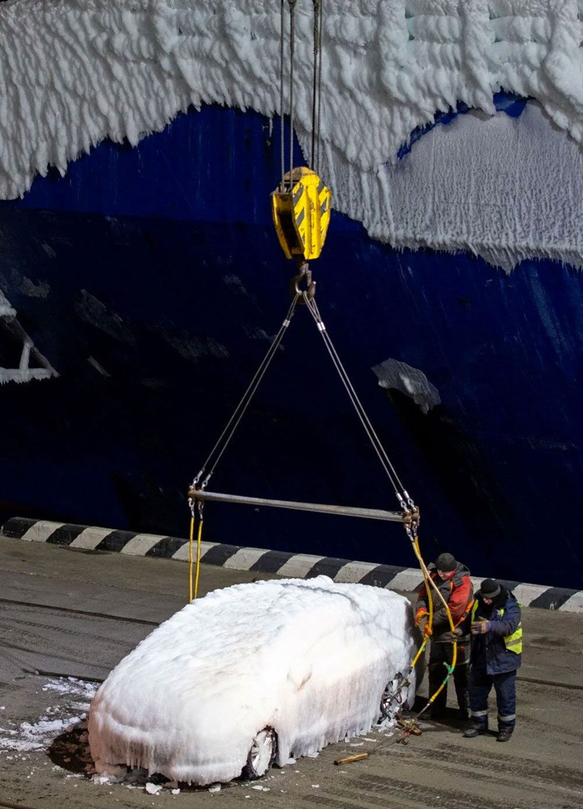 Otomobil yüklü kargo gemisi dondu otomobiller 20 santim buzla kaplandı şaşırtan görüntüler - Resim: 4