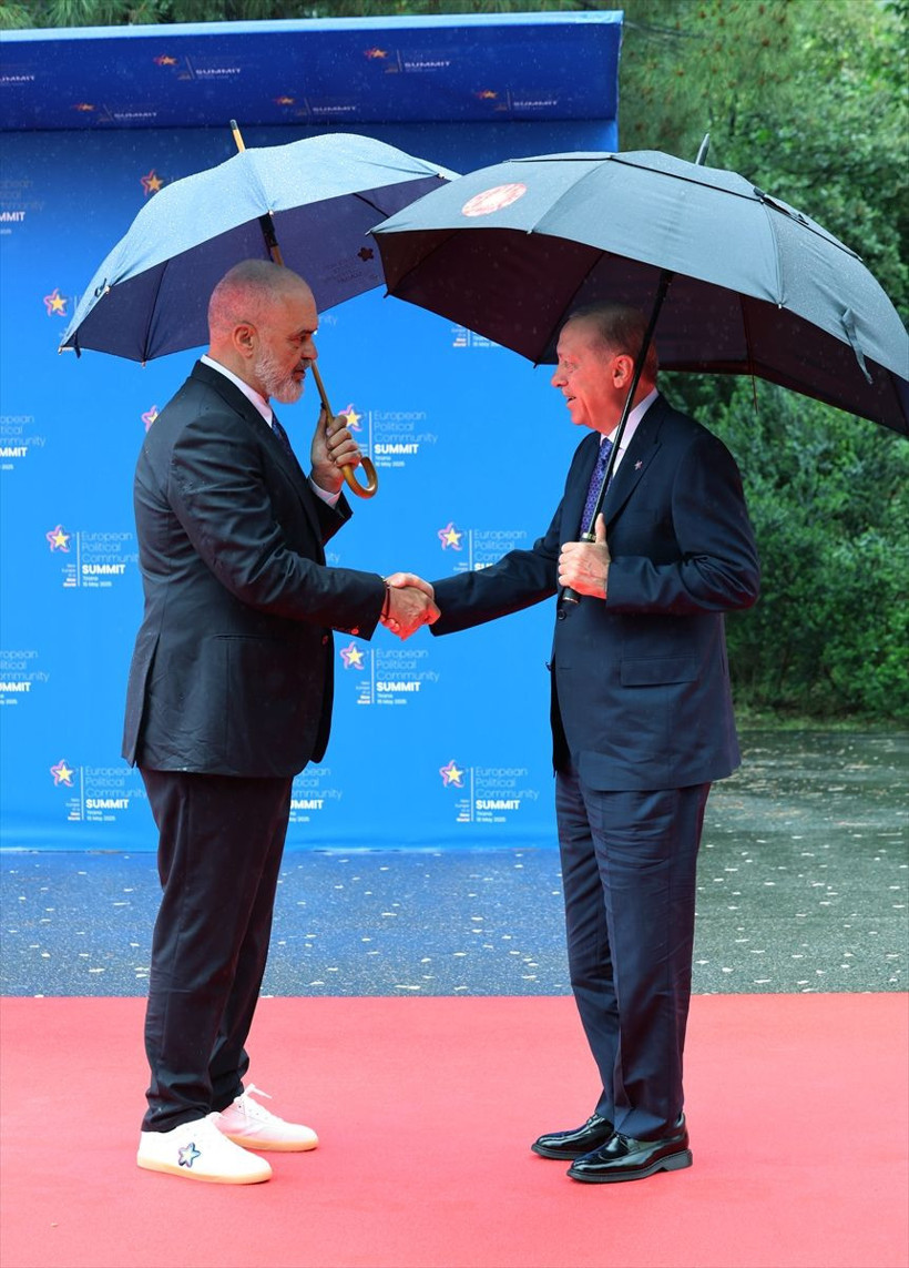 Başbakan Edi Rama'nın ayakkabıları olay oldu! Cumhurbaşkanı Erdoğan'ın da dikkatinden kaçmadı - Resim: 2