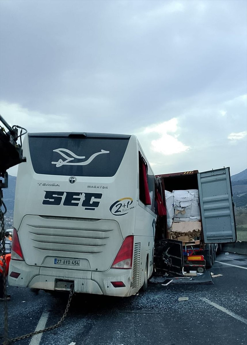 Osmaniye'de yolcu otobüsü tıra çarptı! Ölü ve yaralılar var - Resim: 2