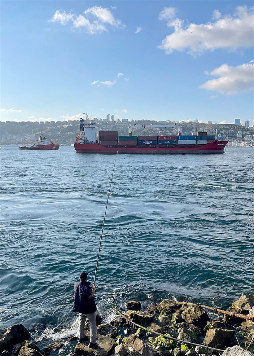 İstanbul Boğazı'nda faciadan d&ouml;n&uuml;ld&uuml;! S&uuml;r&uuml;klenen gemi son anda durdu - Resim: 0