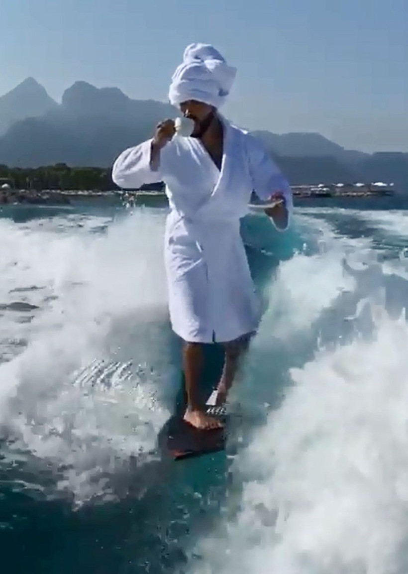 Ünlü şarkıcı Timati Antalya'da bornoz ve kahve ile dalga sörfü yaptı - Resim: 2