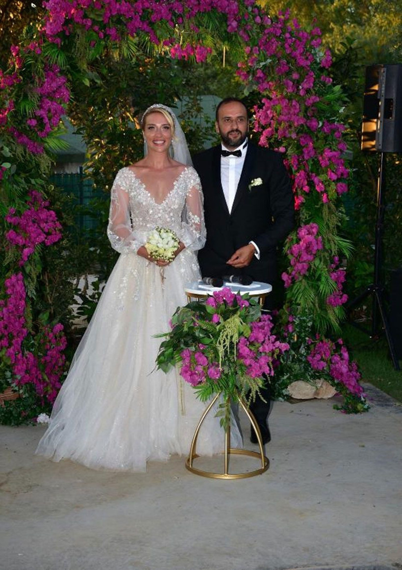 Ünlü sunucu Cansu Canan Özgen evlendi - Resim: 2