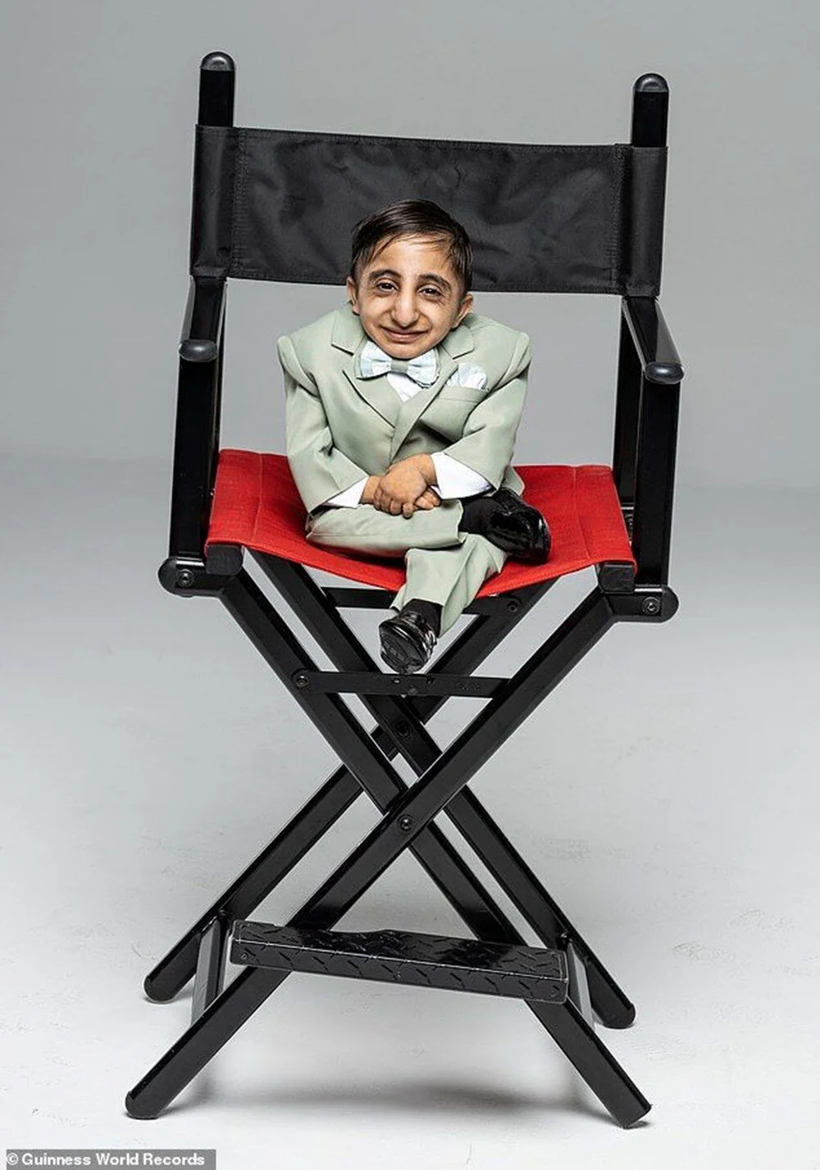 Guinness Rekorlar Kitabı'na girdi! Dünyanın en kısa adamı seçildi: Ağır diye akıllı telefon taşıyamıyor! - Resim: 3