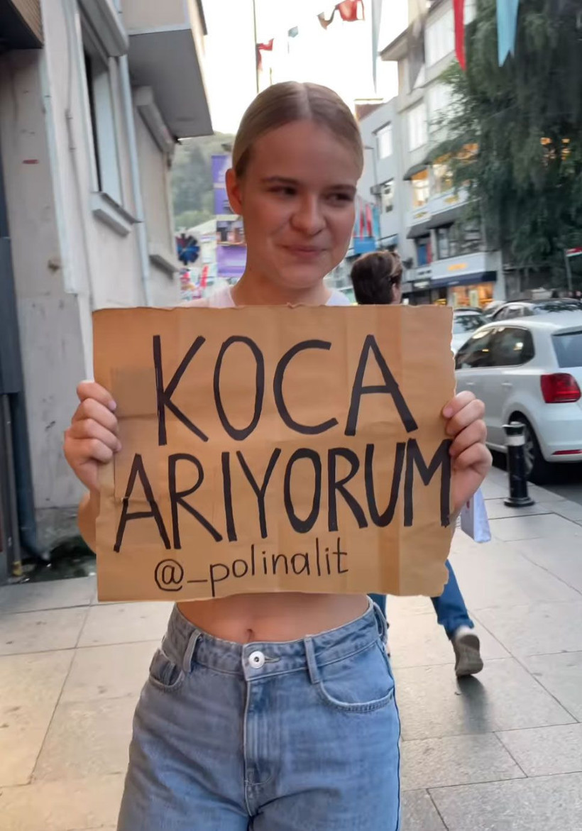 İstanbul sokaklarında pankartla kendine koca arıyor! Belaruslu 19 yaşındaki kız herkesi şaşırttı - Resim: 1