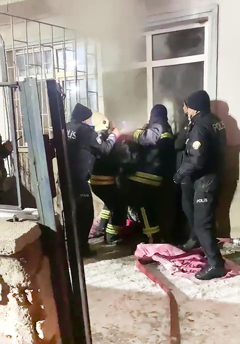 Erzurum'da kahraman itfaiyeci 3 kız çocuğunu kurtarmak için kendi maskesini taktı kalp krizi geçirdi - Resim: 2