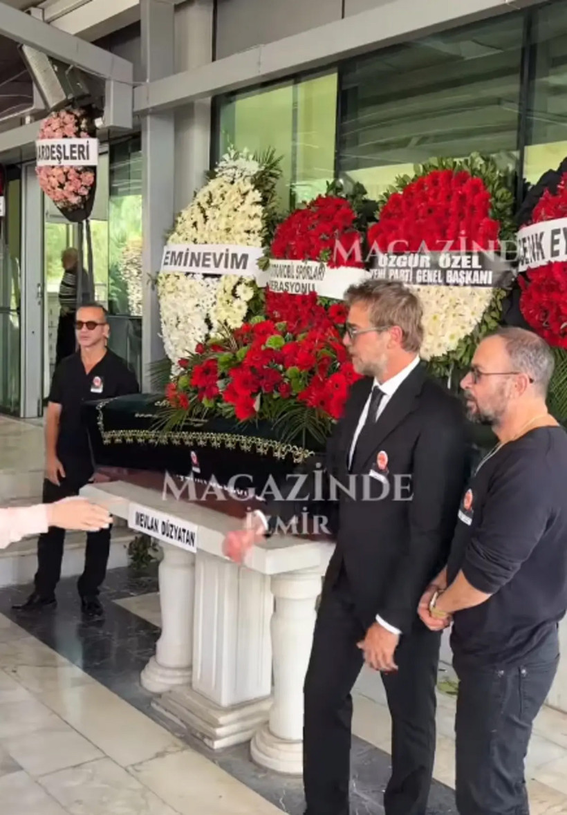 Babasını kaybeden Engin Altan Düzyatan tabutun başından bir an olsun ayrılmadı - Resim: 5