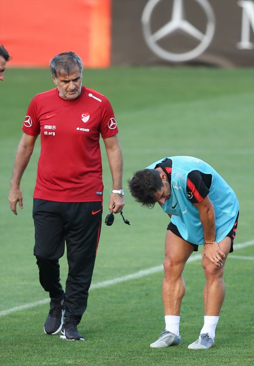 Emre Belözoğlu yürekleri ağza getirdi Şenol Güneş hemen yanına koştu - Resim: 3