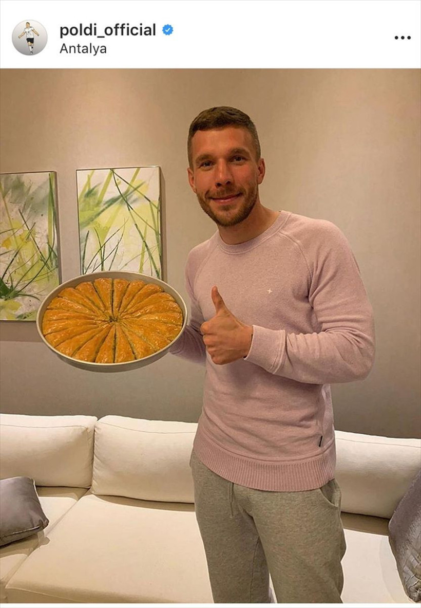 Lukas Podolski Müslüm Gürses dinliyor oklavayla yufka açıyor - Resim: 2