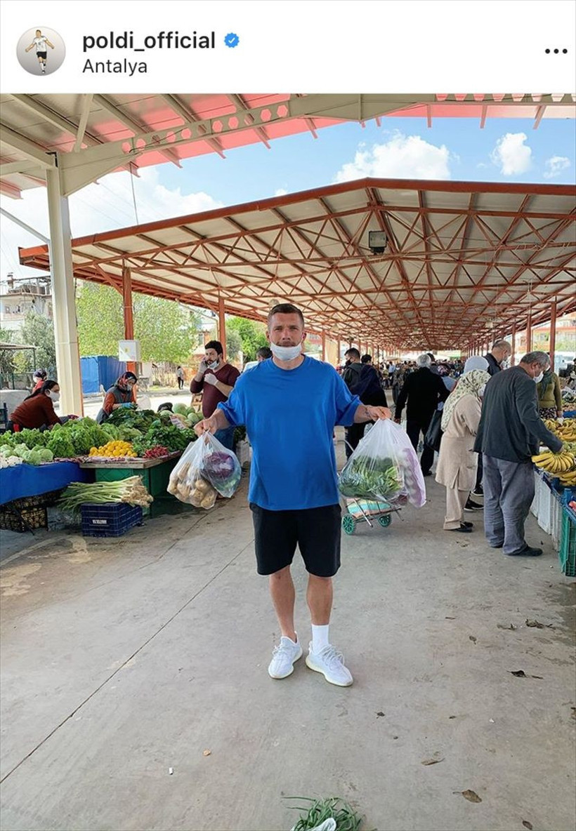 Lukas Podolski Müslüm Gürses dinliyor oklavayla yufka açıyor - Resim: 1