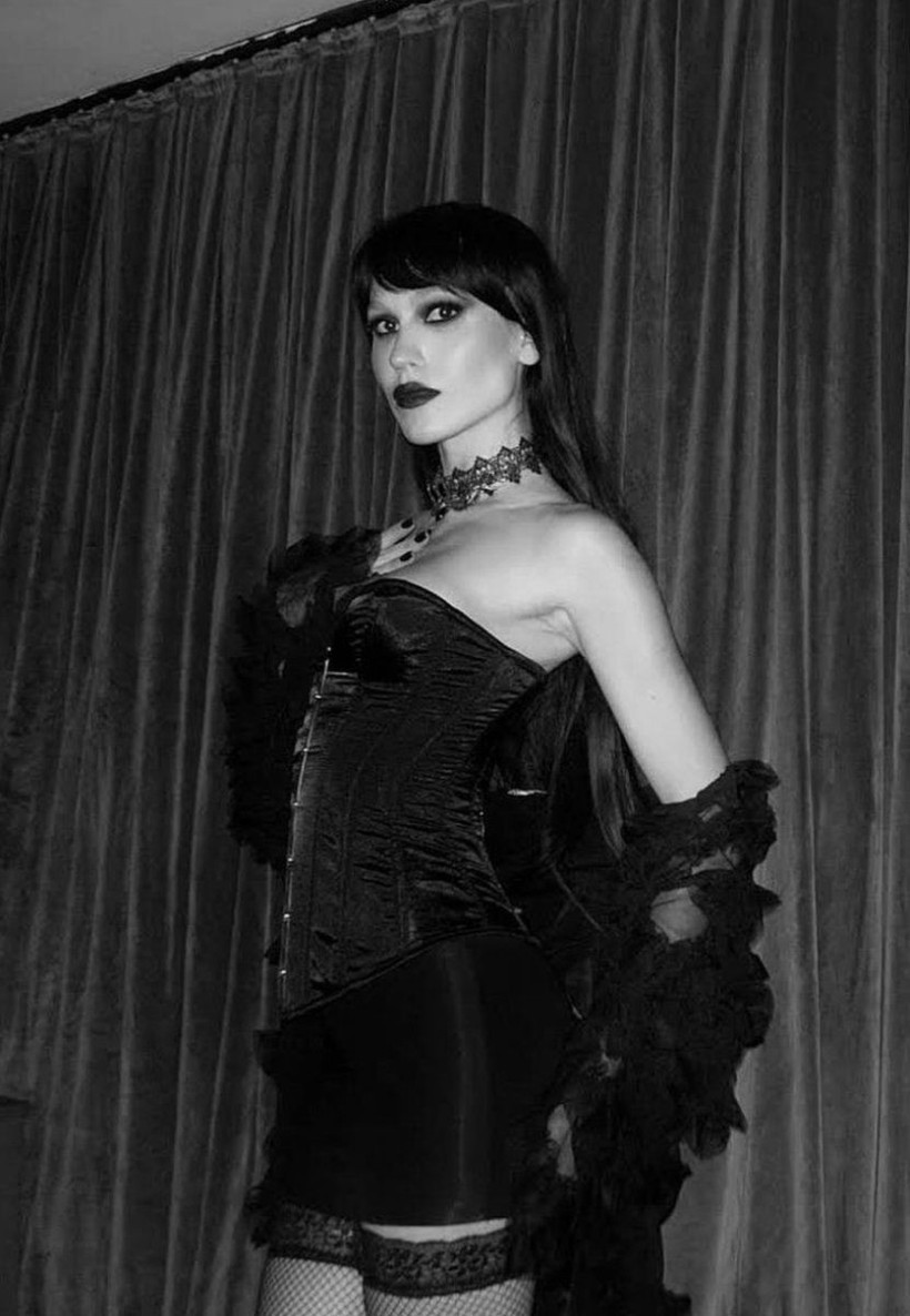 Duygu Özaslan, minisiyle eşinin kucağında poz verdi yorumlar yağmur oldu! "Zorsun ahir zaman" - Resim: 3