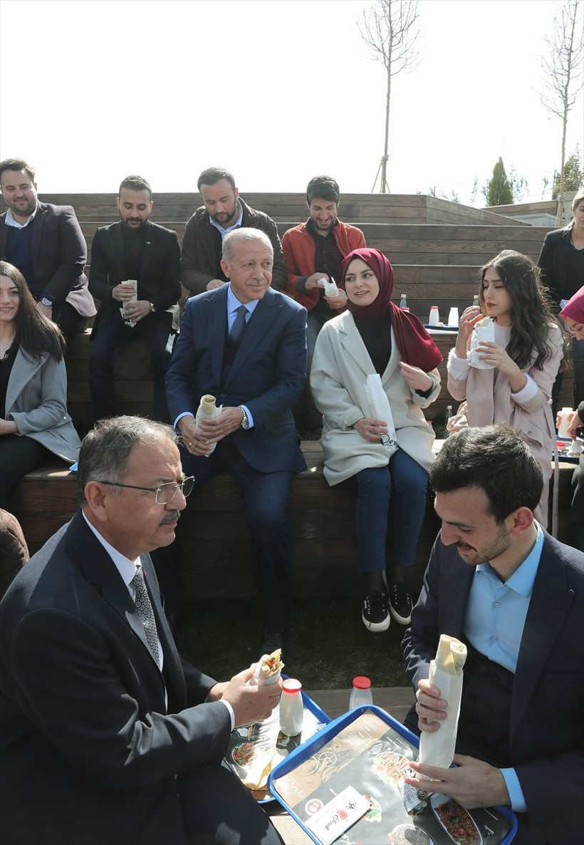 Erdoğan Atakule'de buluştuğu gençlerle program sonrası dürüm yedi - Resim: 7