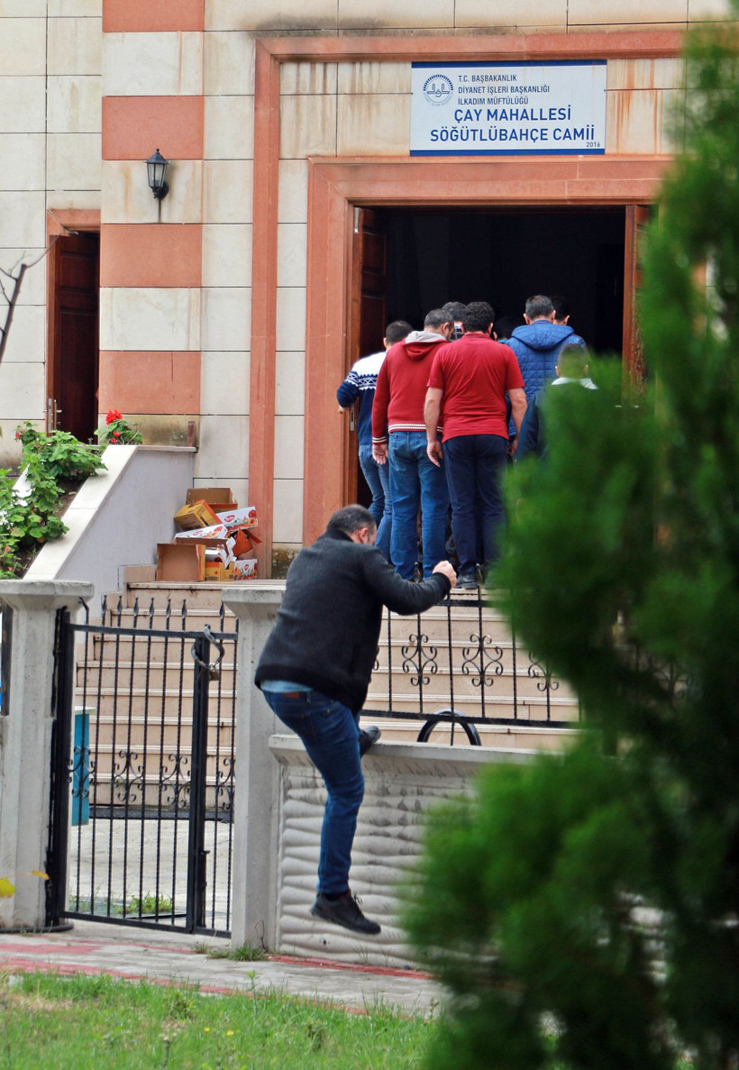 Caminin kapısına kilit vuruldu vatandaş demirden atlayıp ibadet ediyor - Resim: 3