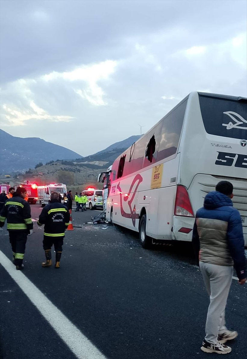 Osmaniye'de yolcu otobüsü tıra çarptı! Ölü ve yaralılar var - Resim: 1