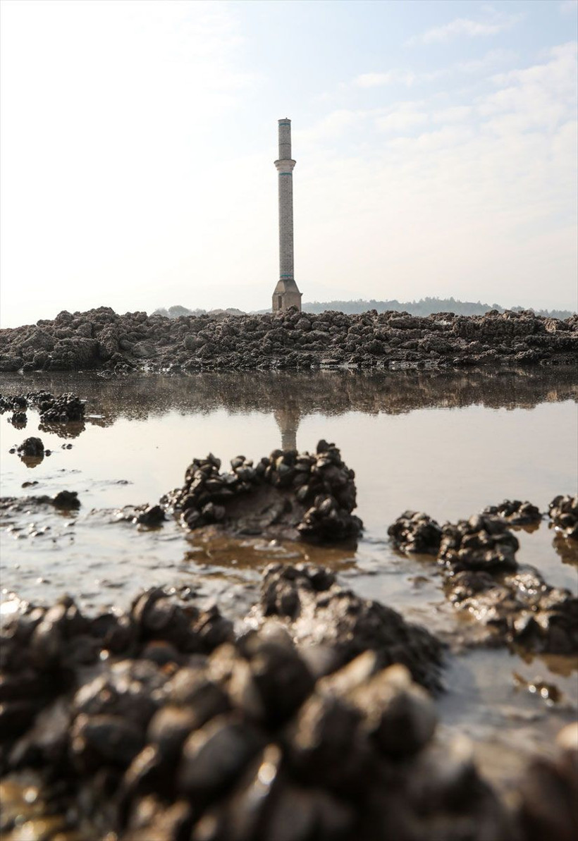 İzmir'de korkutan görüntü! Baraj suları altında kalan köyün kalıntıları ortaya çıktı - Resim: 1