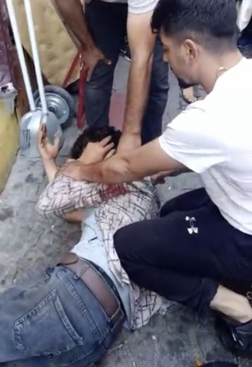 Eminönü'nde tacizciye dayak! Kadınlar tacizciyi yerde tekmeledi 'Burada inşaat mı var lan!' - Resim: 4