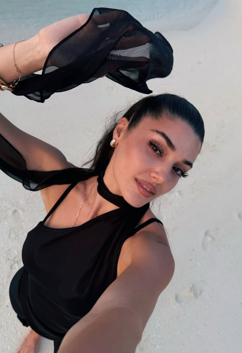 Hande Erçel sevgilisi Hakan Sabancı ile poz verip paylaştı! Güzel oyuncu siyahlar içinde göz kamaştırdı - Resim: 2