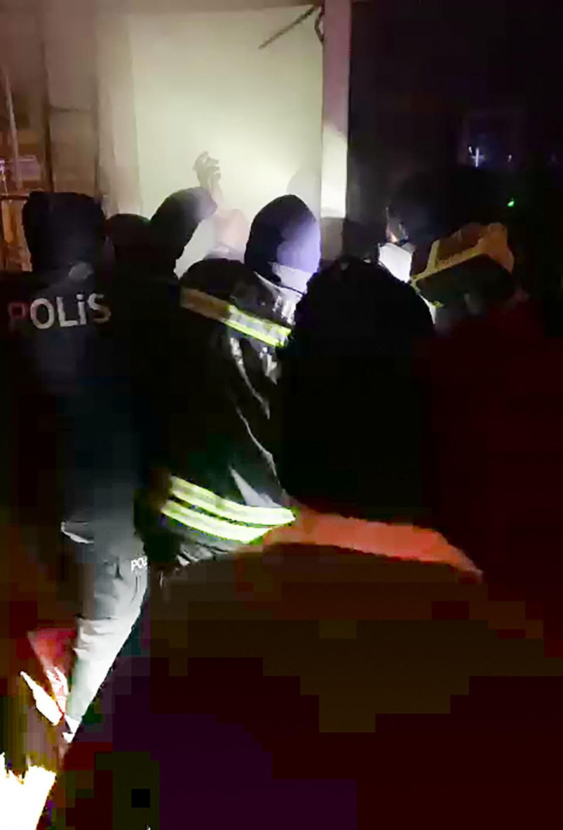 Erzurum'da kahraman itfaiyeci 3 kız çocuğunu kurtarmak için kendi maskesini taktı kalp krizi geçirdi - Resim: 1