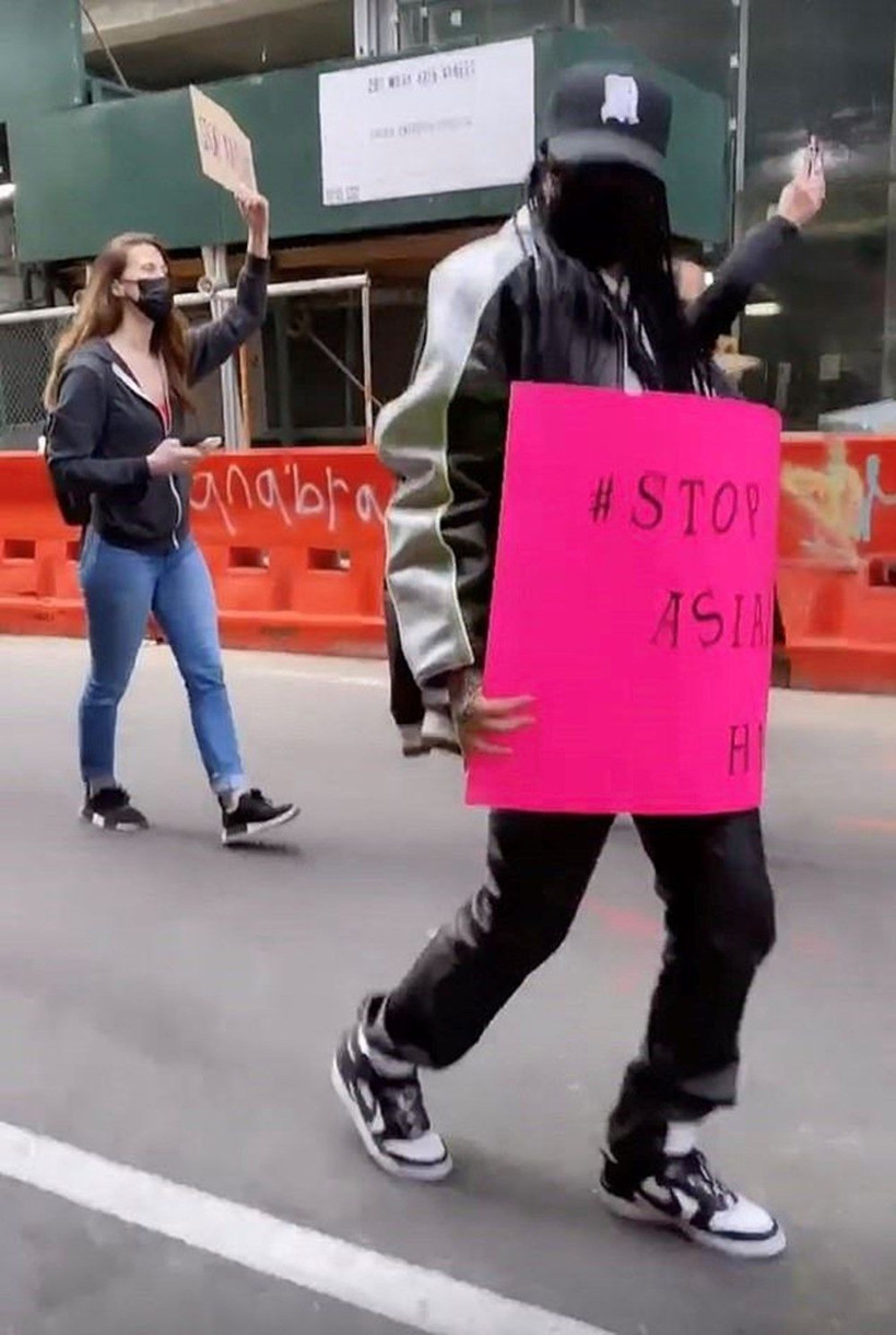 Rihanna Amerika'da Asyalı nefretine karşı düzenlenen protestoya bakın nasıl katıldı - Resim: 3