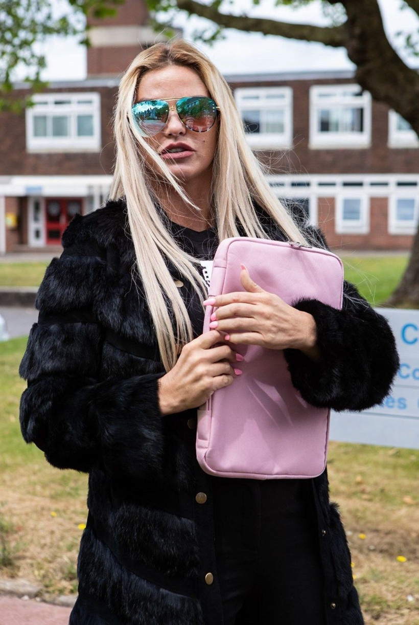 Parkta yaşadığı iğrenç olayı Katie Price anlattı: Uygun olmayan pozları... - Resim: 2