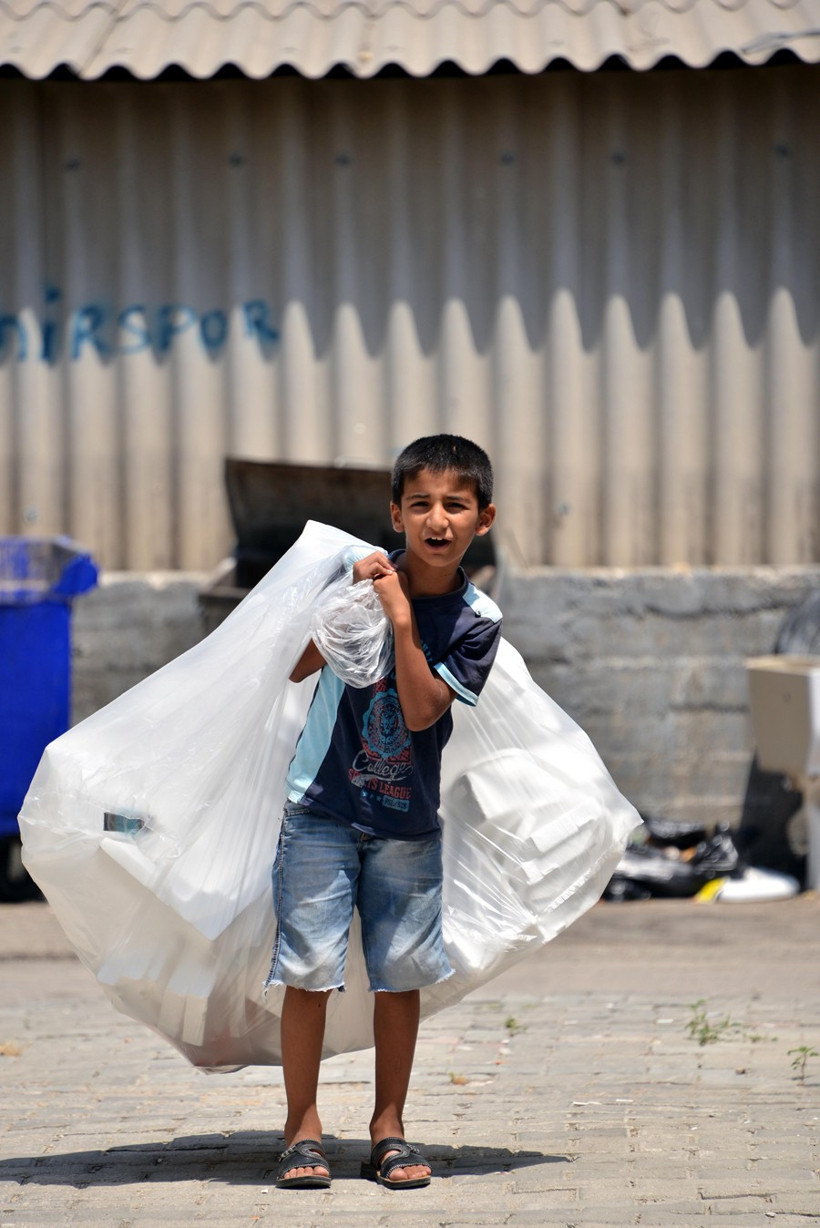 11 yaşındaki çocuğun sırtındaki yük böyle görüntülendi - Resim: 3