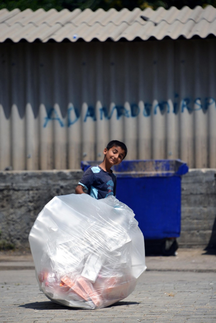 11 yaşındaki çocuğun sırtındaki yük böyle görüntülendi - Resim: 4