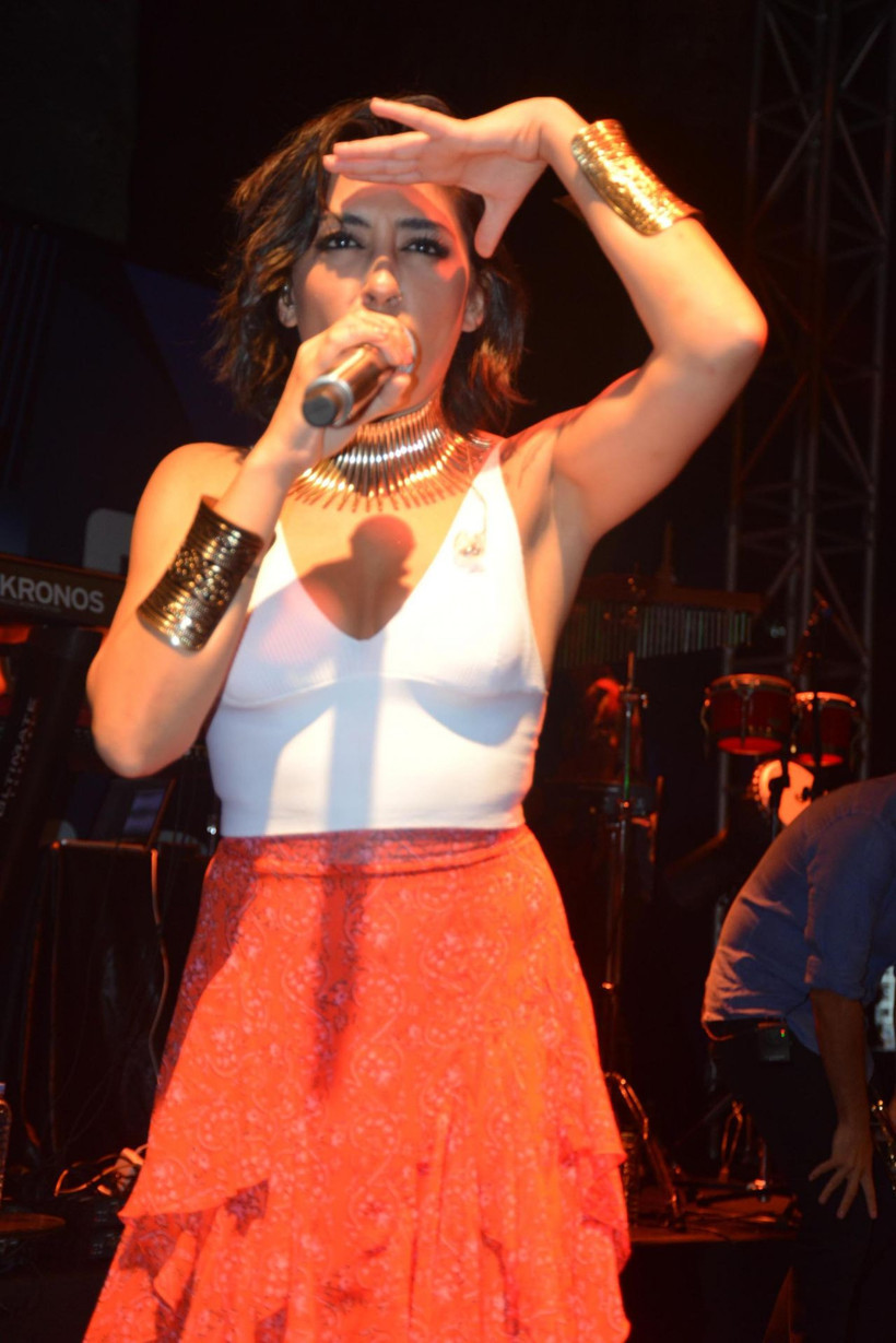 İzmir'de konser veren Melek Mosso tarzı ve izleyenleri büyüledi - Resim: 4