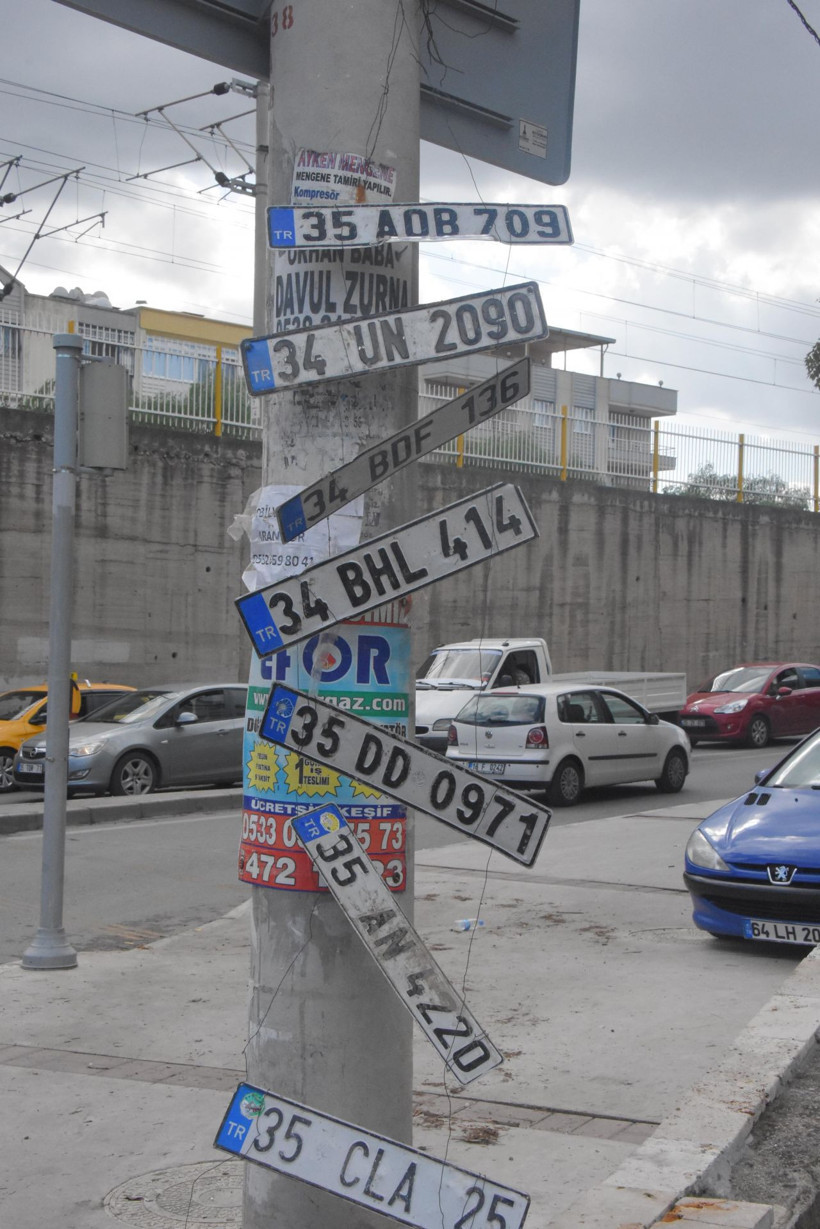 Dilek ağacı gibi elektrik direği İzmir'de sahipli plakaları böyle astılar - Resim: 4