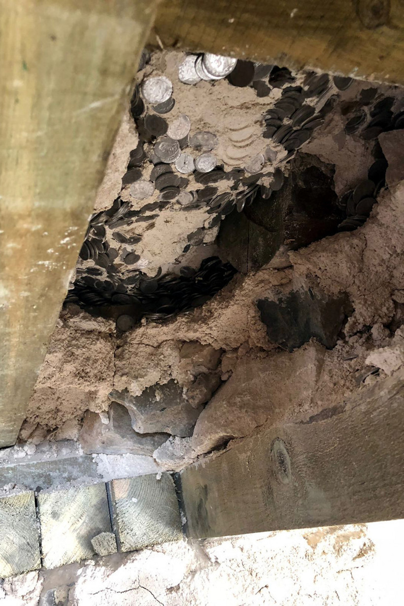 Tarihi binada kirişlere saklanmış paralar bulundu - Resim: 1