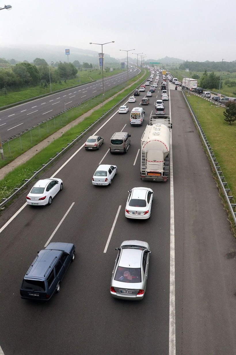 Bayram yoğunluğu kilometrelerce araç kuyruğu oluştu - Resim: 4