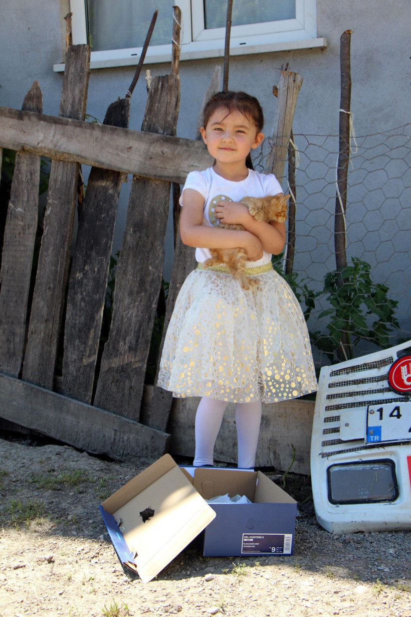 Minik Azra selde kurtardığı yavru kediyi sahiplendi - Resim: 2