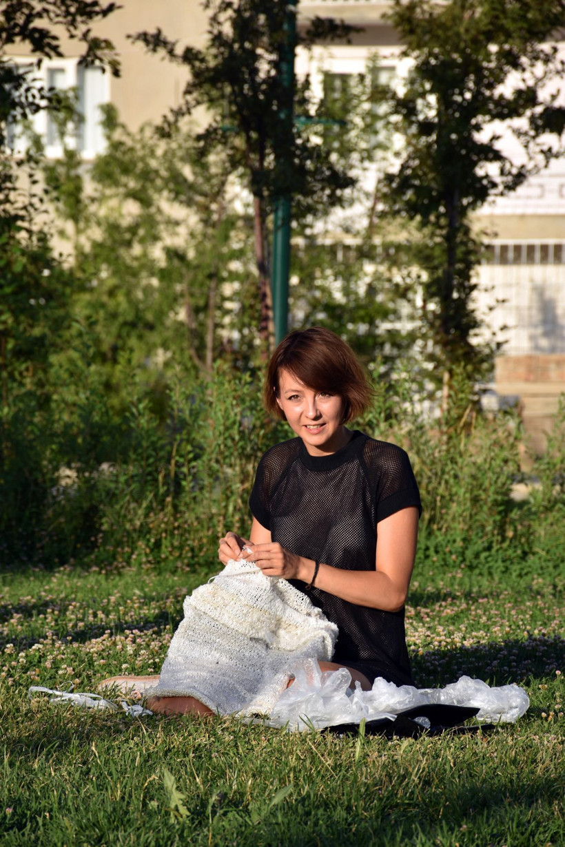 Çöplerden topladığı poşetlerle bakın neler yapıyor! - Resim: 3
