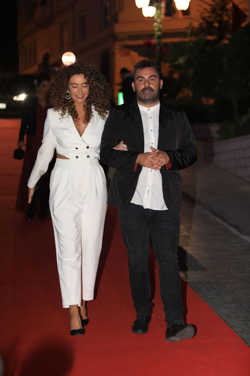 Sıla Gençoğlu'ndan ödül töreninde Hazer Amani ile evlilik açıklaması - Resim: 2