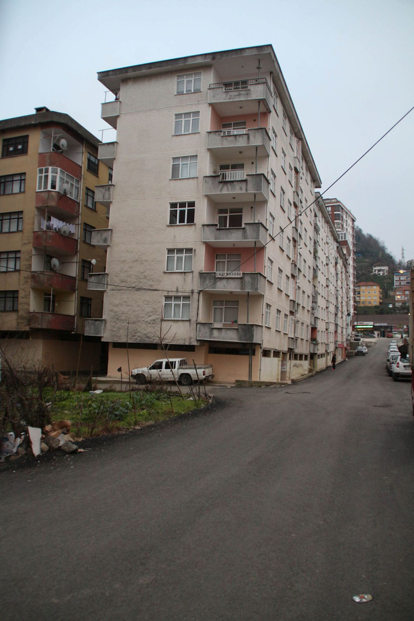 Rize'de bu binaya gelen misafir ayakta duramıyor! En çok namaz kılarken fark ediliyor - Resim: 1