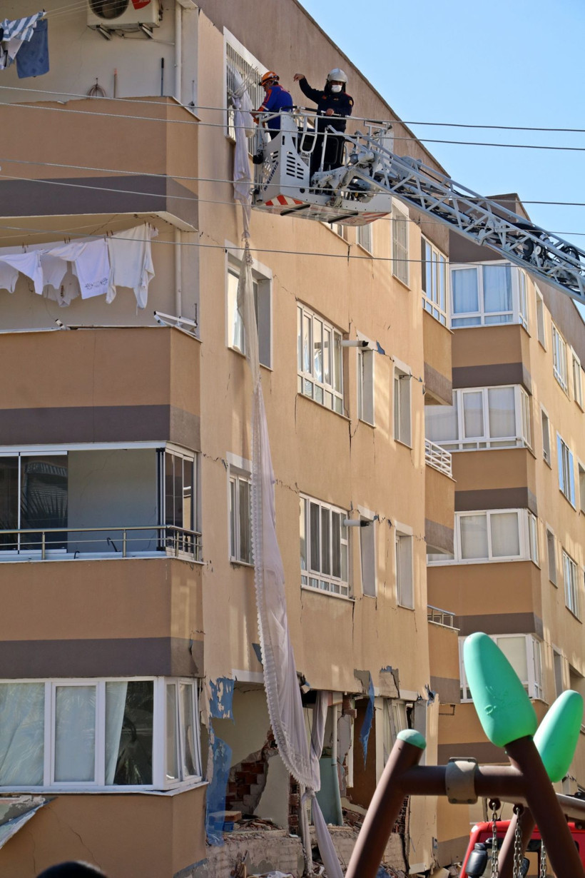 İzmir'de kontrollü yıkım sırasında 8'inci kattan kedi atladı! Sahibinin gözyaşları sel oldu - Resim: 4