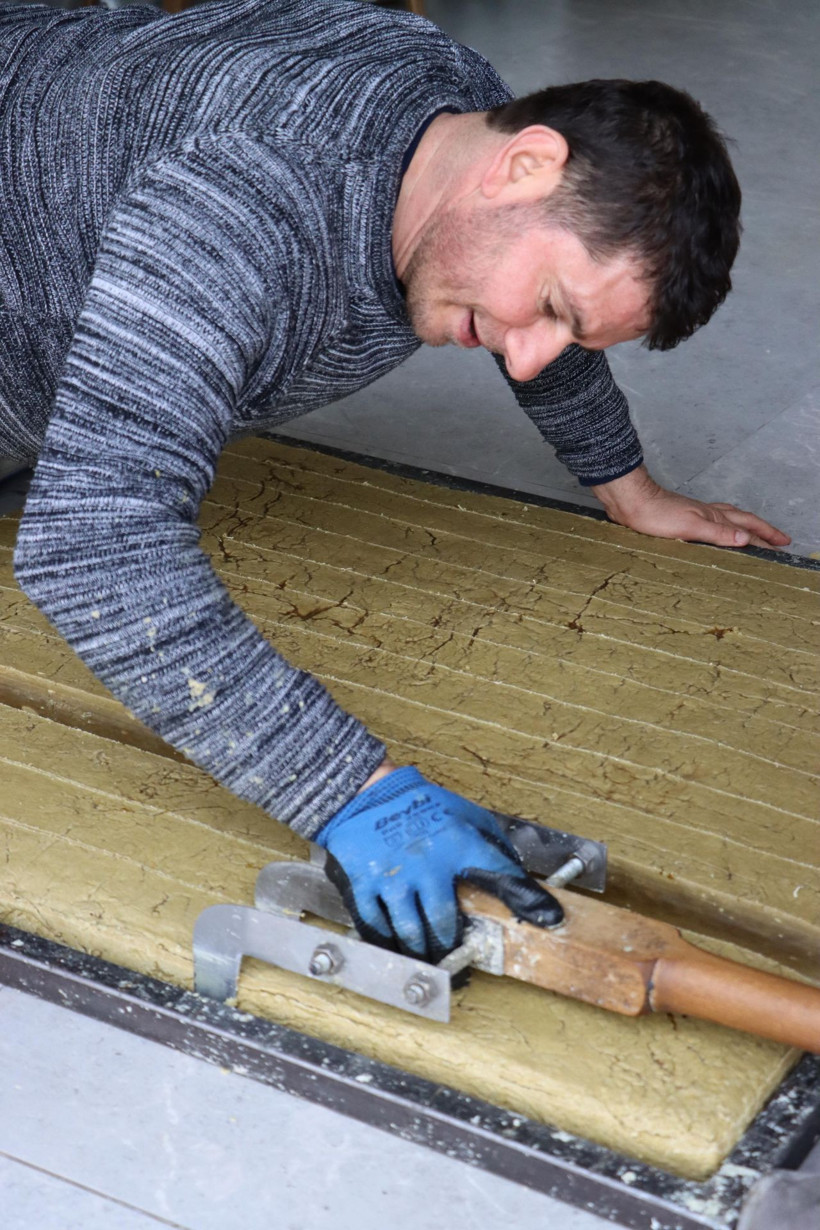 Hatay'da babasından öğrendi eşiyle yapıyor! Türkiye'den sipariş yağıyor - Resim: 2