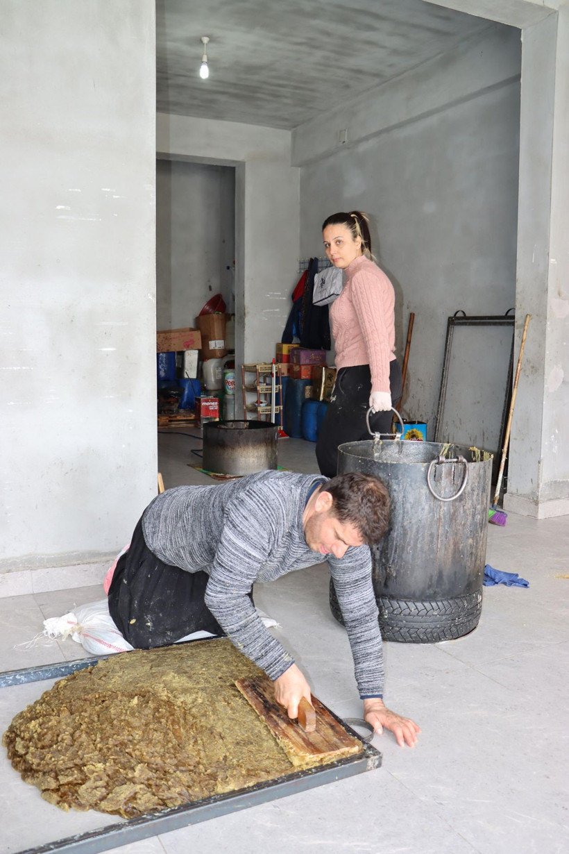 Hatay'da babasından öğrendi eşiyle yapıyor! Türkiye'den sipariş yağıyor - Resim: 4