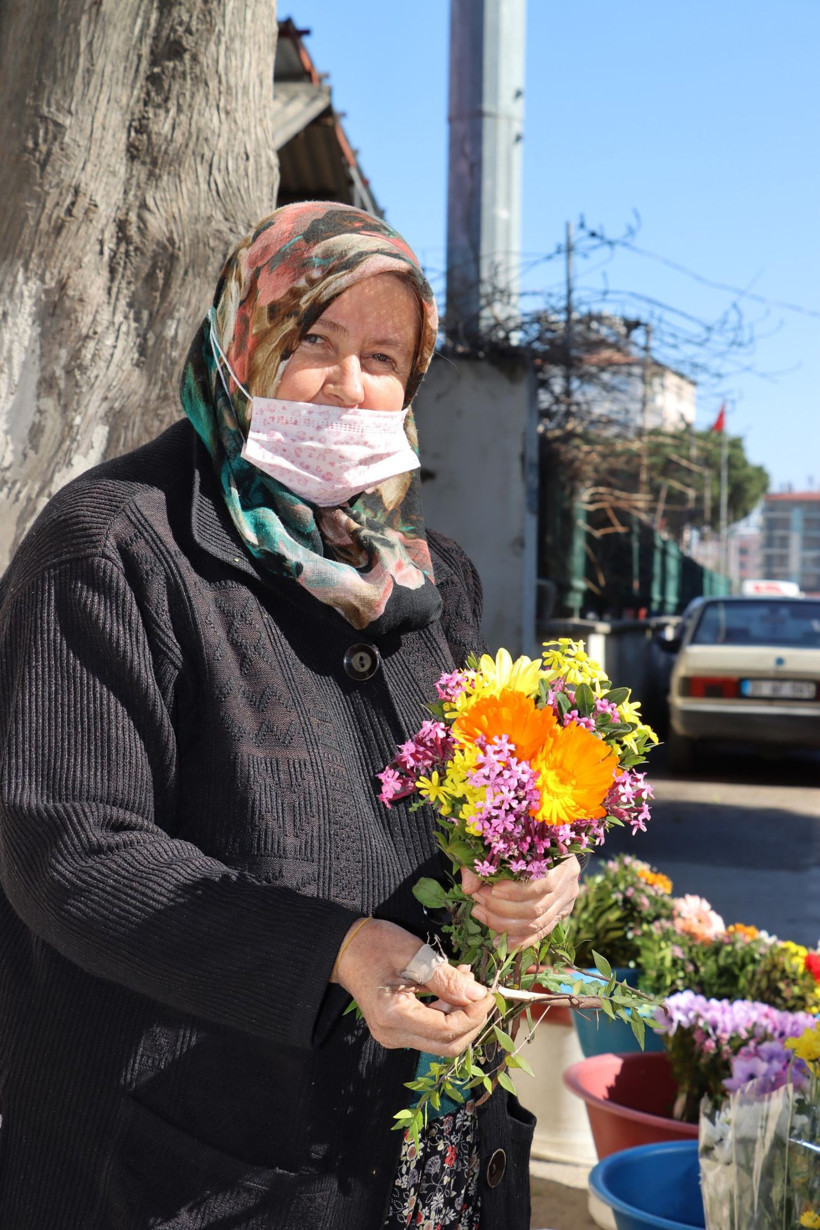 Kızı Oxford'da okuyor sanıyordu! Hatay'da mezarlık çiçekçisi anne yıkıldı - Resim: 4