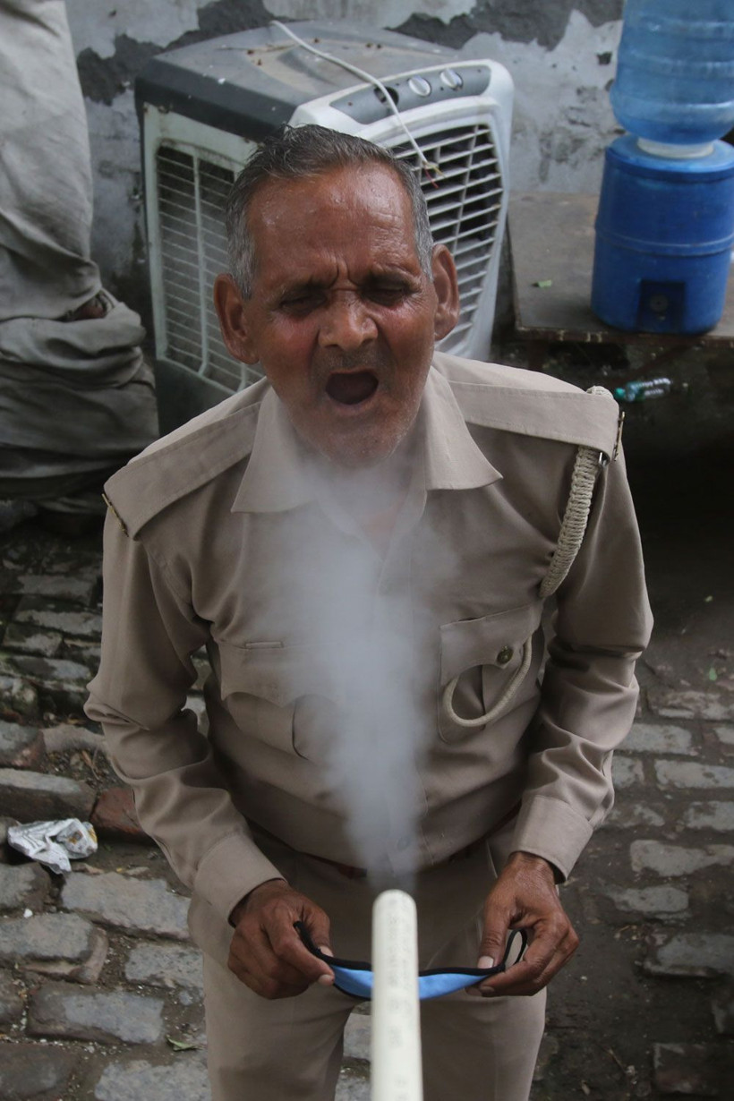 Hindistan'da durum çok kötü! Koronavirüse karşı düdüklü tencereden buhar soludular - Resim: 4