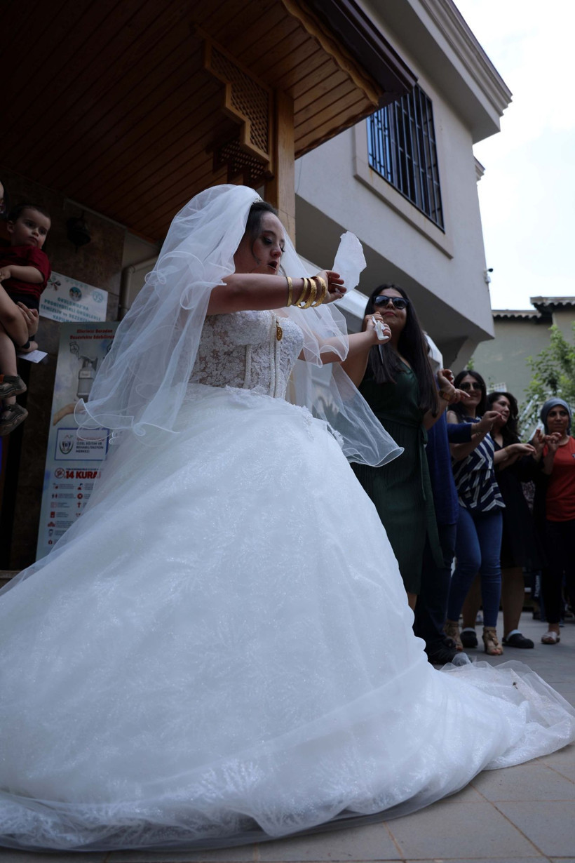 Down sendromlu Tuğba'nın mutluluğu: Gelinlik ve düğün hayali gerçeğe dönüştü - Resim: 3